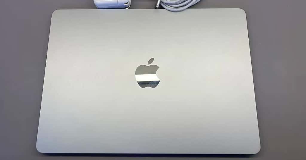 Se utiliza una vista superior de un MacBook Air plateado en su estado cerrado para demostrar cómo identificar su modelo de MacBook Air