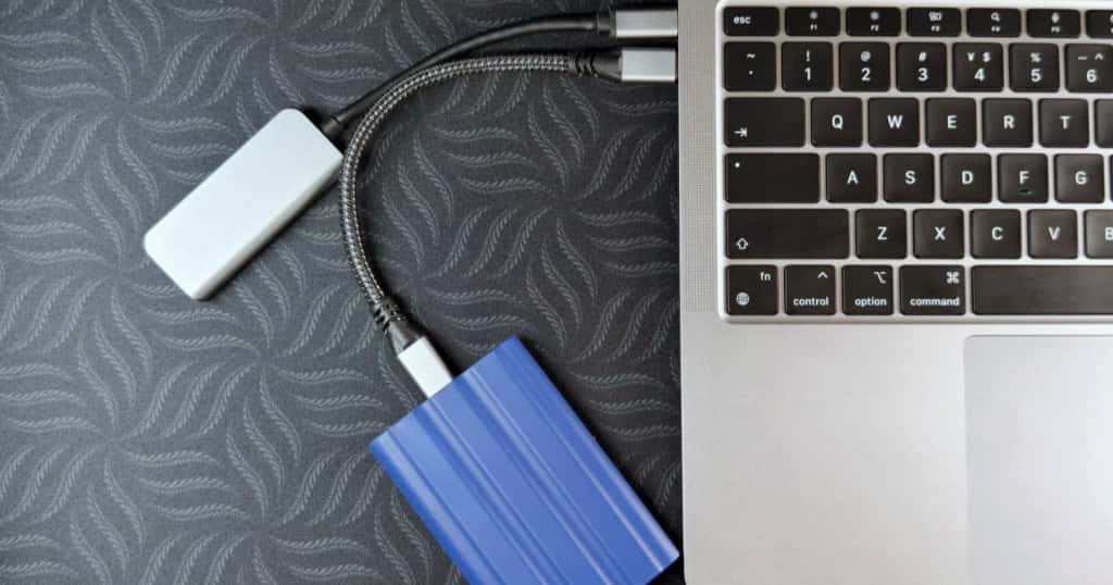 Un MacBook Air conectado a un disco duro externo demuestra una alternativa práctica para ampliar el almacenamiento cuando el almacenamiento interno es insuficiente