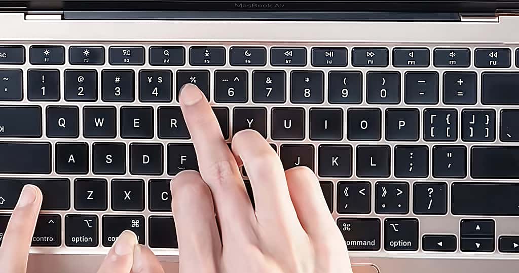 Graba tu pantalla usando atajos de teclado en tu MacBook, demostrando cómo grabar la pantalla usando atajos de teclado en macOS