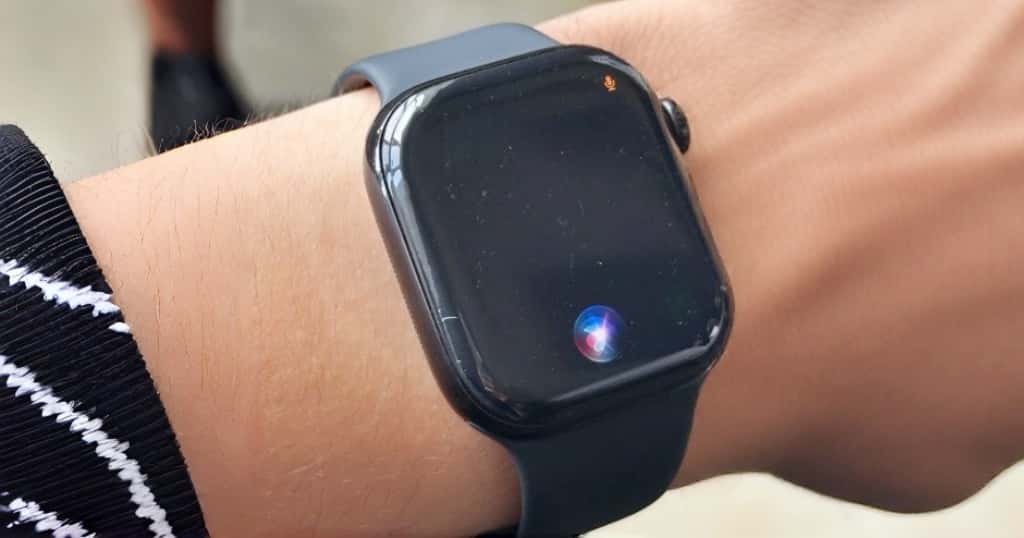 Apple WatchでSiriが自動的に起動している様子を示す画像 Siriが誤作動する主な原因を説明するための写真