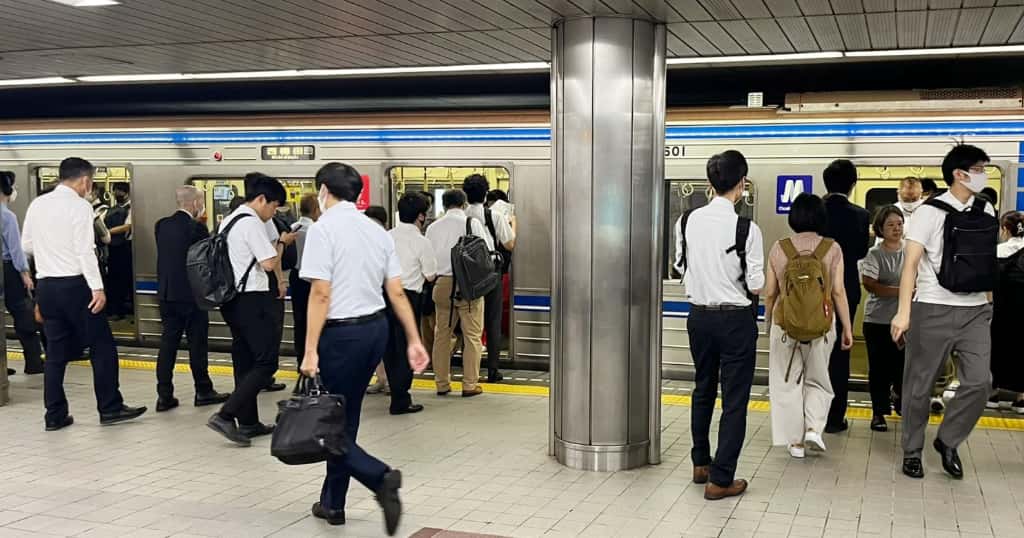 通勤ラッシュの人混み