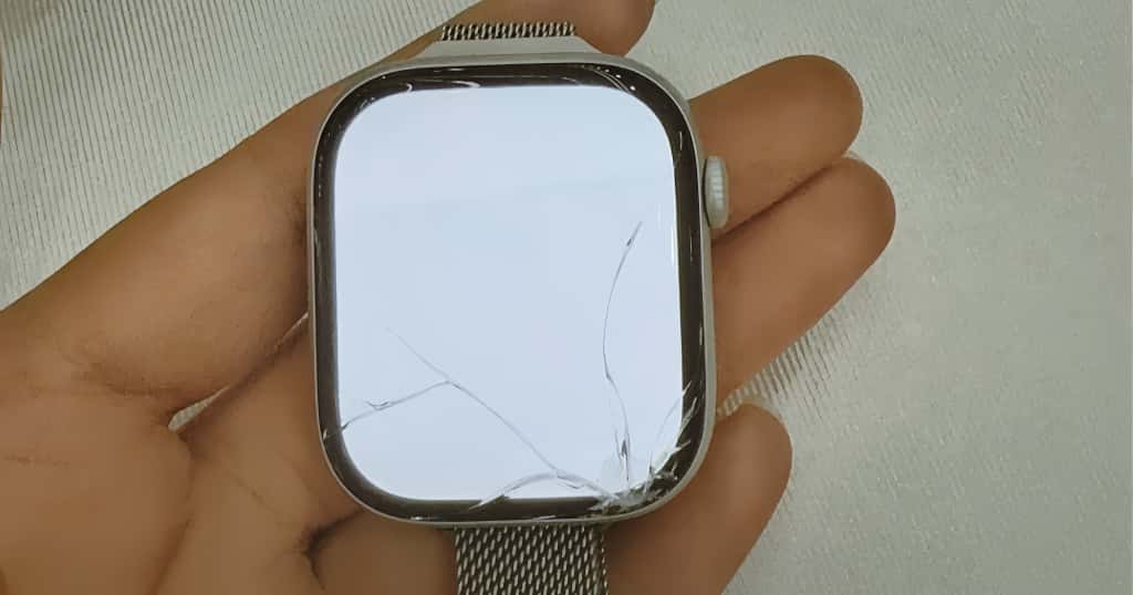 Közeli kép egy repedt Apple Watch képernyőről – a látható repedések és sérülések a kijelző cseréjének szükségességét jelzik