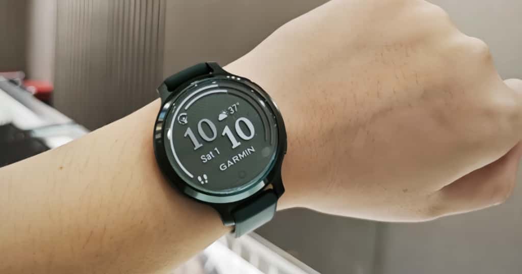 Garminデバイスの機能と使い方を紹介する章の配图。腕に装着されたGarminスマートウォッチが時刻と天気情報を表示している様子