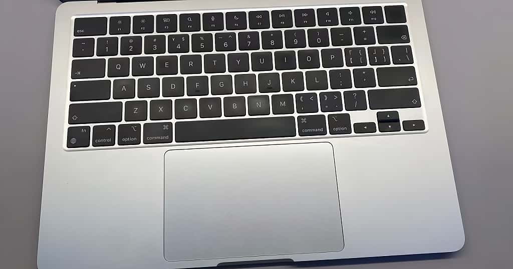 Esta es una vista superior de una MacBook Air, que muestra el Magic Keyboard y el gran trackpad, ilustrando la calidad del teclado y el trackpad