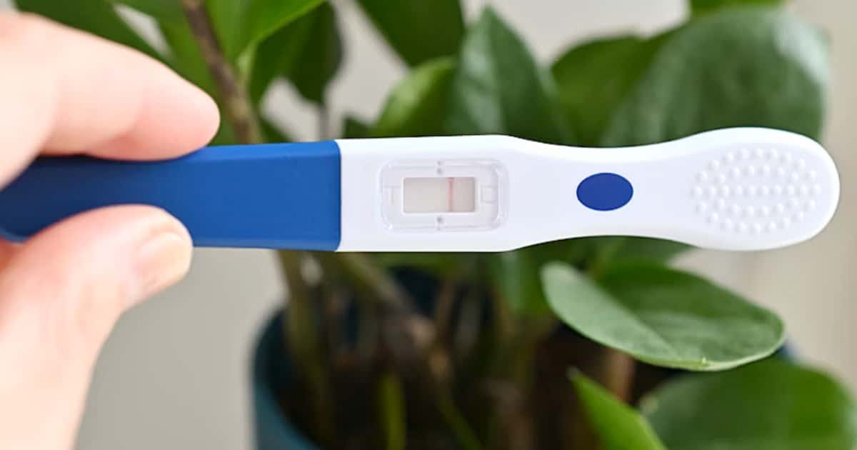 Schwangerschaftstest mit sehr schwacher Linie in der Testzone