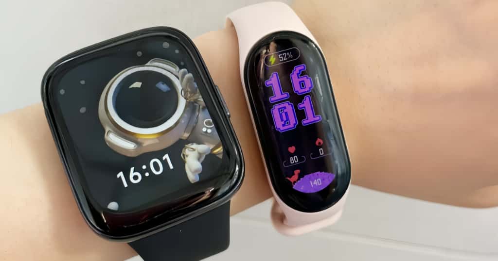 腕に装着したスマートウォッチとスマートブレスレットの比較画像 血圧測定デバイスの種類と選び方を説明するための写真