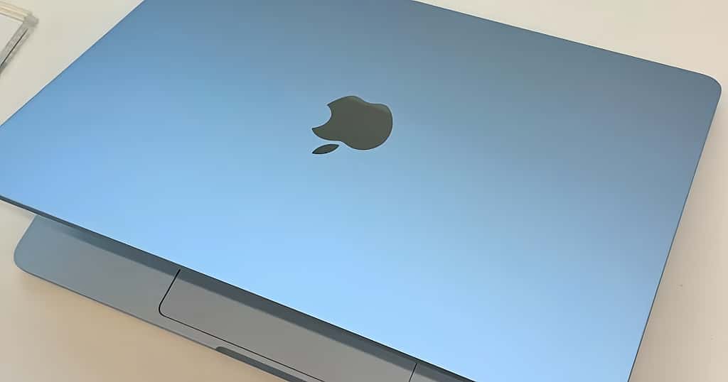 MacBook Air berwarna biru langit di atas meja putih – digunakan untuk mengilustrasikan pemecahan masalah baterai MacBook Air