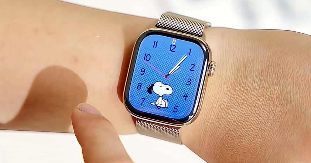 職場向けApple Watch活用ガイドのカスタマイズ設定紹介に使用される画像で手首に装着されたApple Watchのスヌーピー文字盤を指で操作している様子の写真