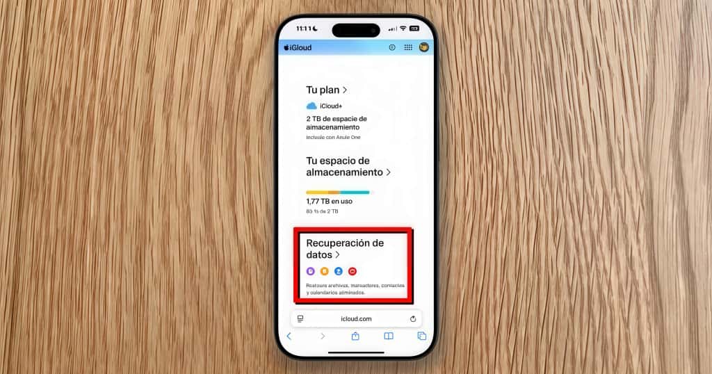 El iPhone muestra la página de iCloud y resalta la opción Recuperación de datos, indicando cómo restaurar los contactos desde la copia de seguridad de iCloud
