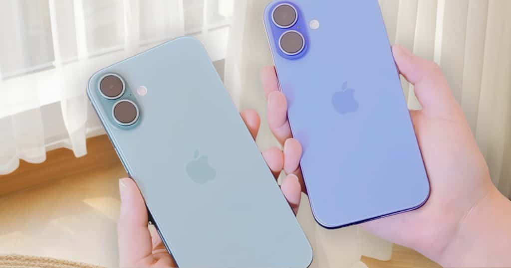 Memegang dua ponsel di satu tangan, mendiskusikan cara mendaftarkan iPhone versi internasional dengan mudah dan permanen.jpg