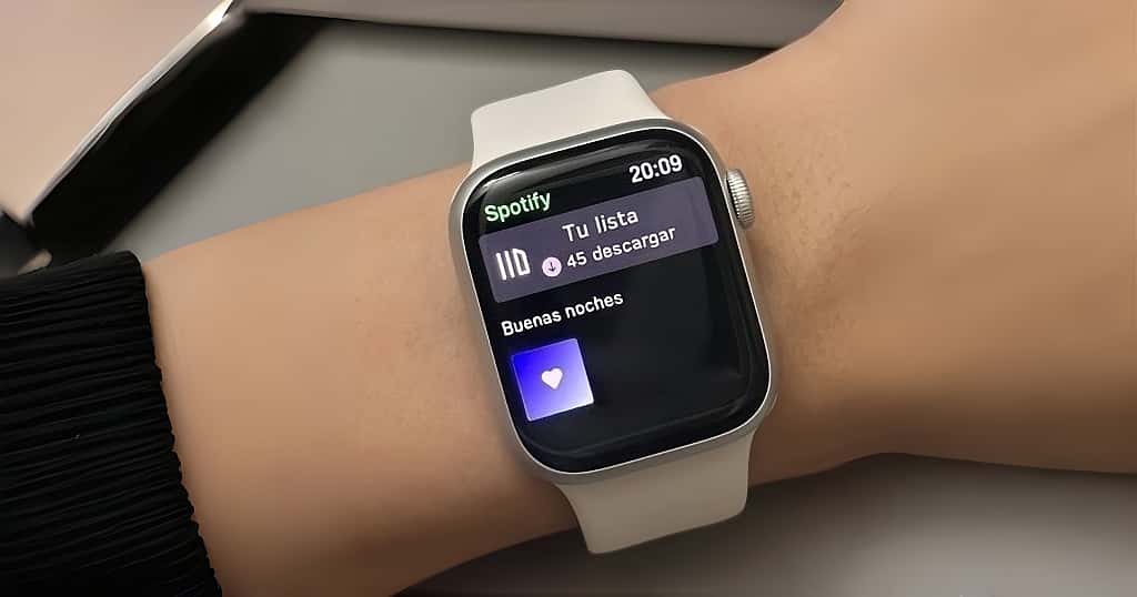 El Apple Watch abre la aplicación Spotify y muestra las listas de reproducción descargadas para demostrar cómo usar el modo de escucha sin conexión de Spotify en el Apple Watch.jpg