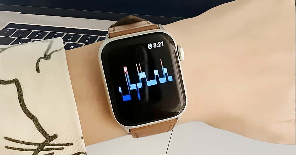 Apple Watch en la muñeca que muestra un gráfico de monitoreo del sueño que ilustra el monitoreo y análisis de la apnea del sueño