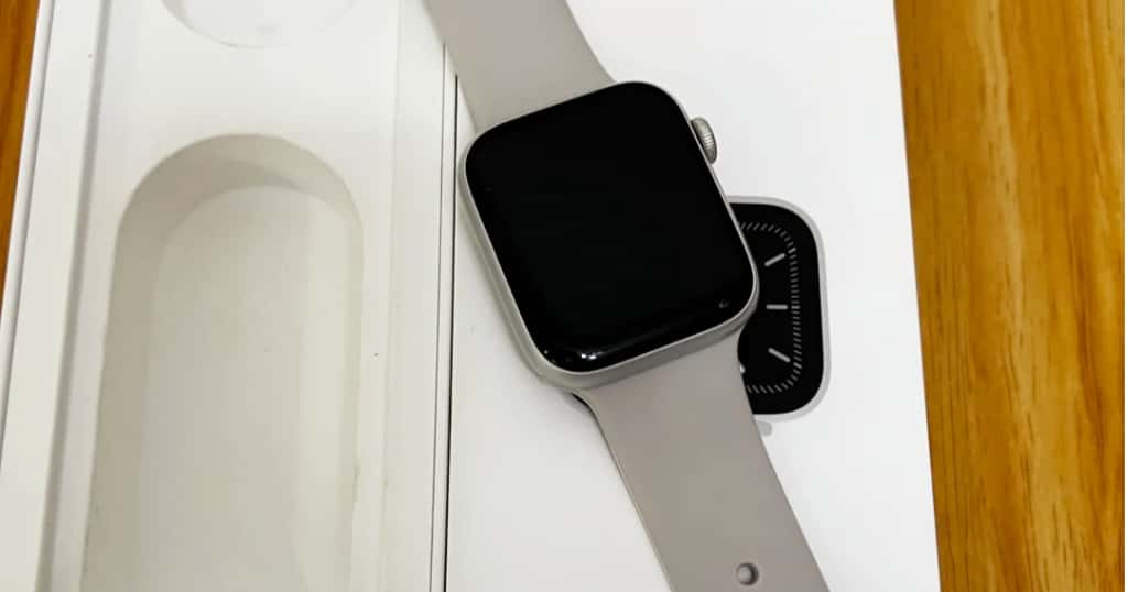 Felújított Apple Watch kijelző a doboz mellett – új kijelzőcsere utáni állapot, fényes és sérülésmentes képernyő.