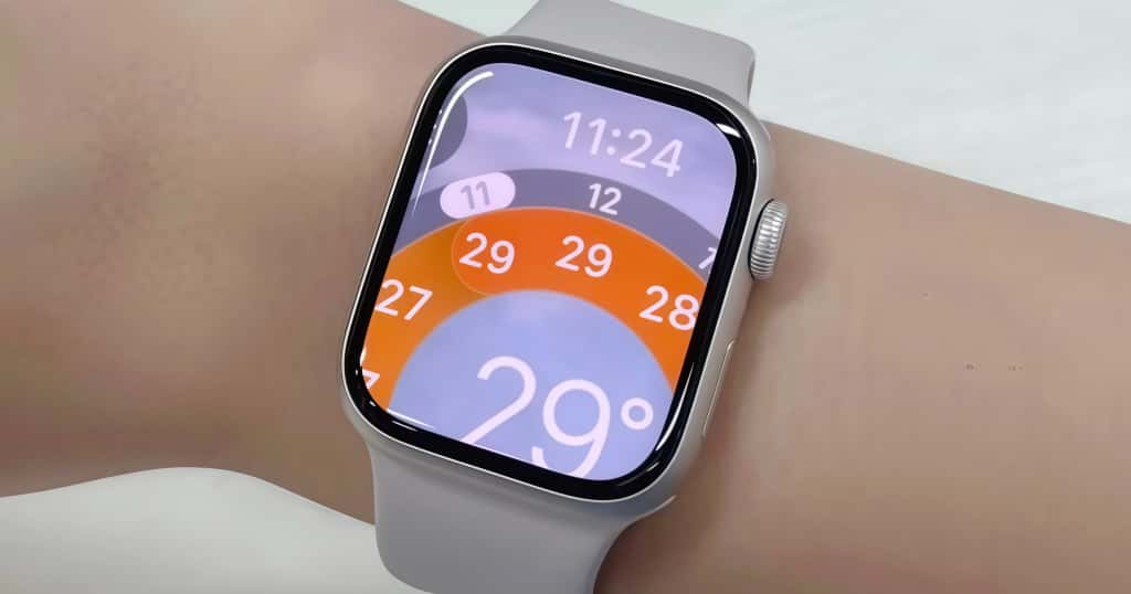 Apple Watchで大きく表示された文字とカレンダー風デザインを確認しながら文字サイズを調整している様子の説明用画像