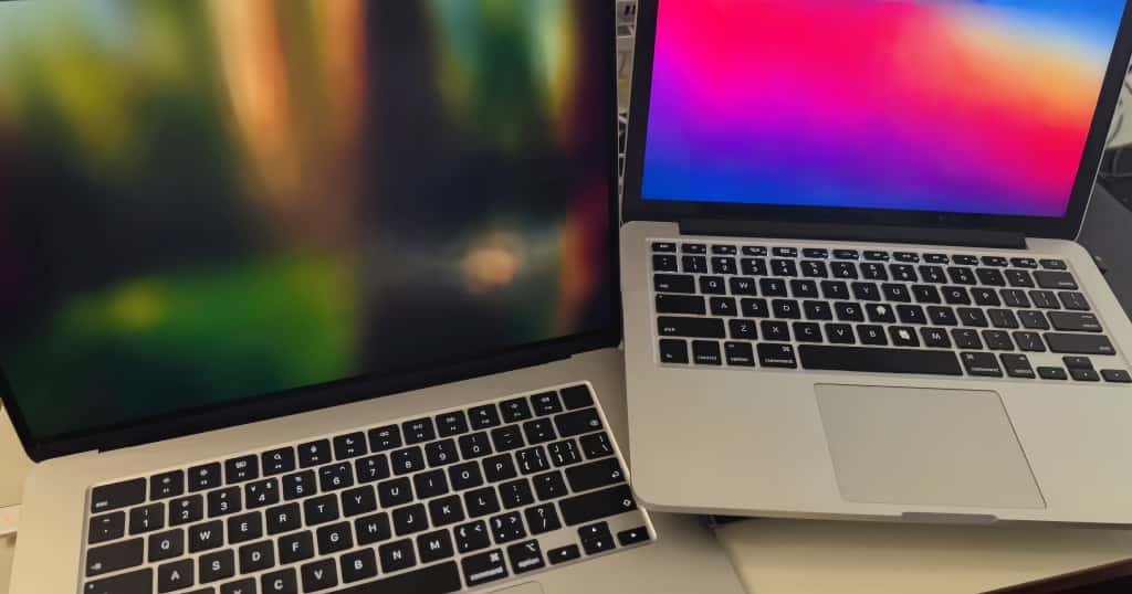 Dos MacBook Air, una al lado de la otra, mostraban modelos nuevos y reacondicionados, explorando la importancia de elegir el modelo adecuado en función de la vida útil y las necesidades