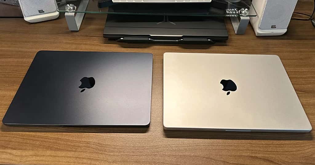 Dua MacBook terbaru Apple diletakkan di atas meja kayu untuk memperkenalkan model MacBook yang berbeda