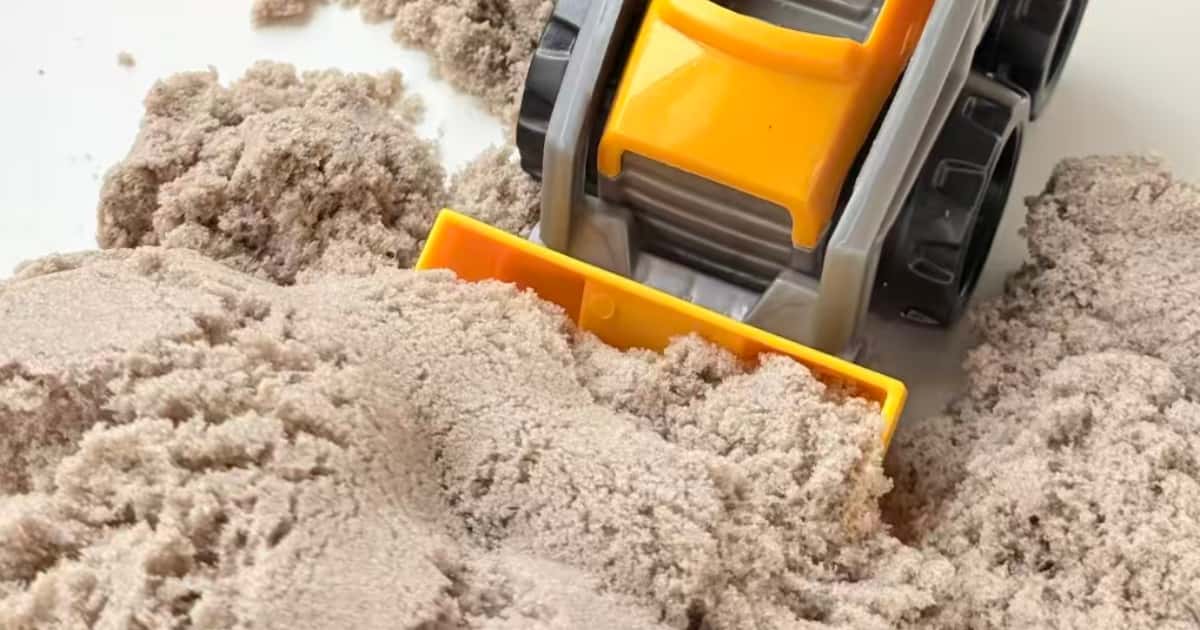 Kind spielt mit kinetischem Sand im Alltag