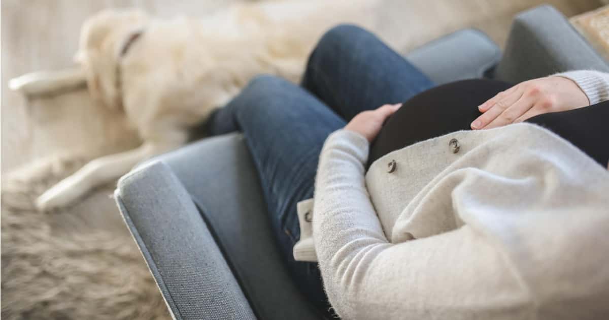 Schwangere Frau wirkt ruhig nach der Diagnose Schwangerschaftsdiabetes