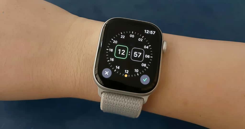 スマートウォッチで軽い目覚ましを設定する様子。睡眠改善と朝の疲労軽減をサポートするためのアラーム設定ガイドを示す画面