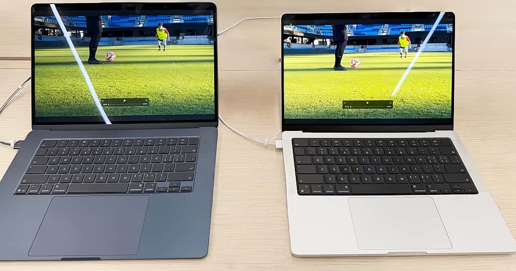 Dua MacBook terbaru diletakkan berdampingan di atas meja untuk bagian harga dan saran pembelian (2)
