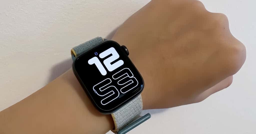 Tangan yang mengenakan Apple Watch gaya modern, digunakan dalam panduan Memulai Apple Watch