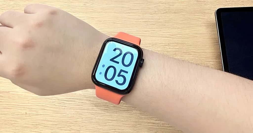 Apple Watch narancssárga szíjjal egy kézen – az okosóra vásárlása és részletfizetési lehetőségek bemutatása