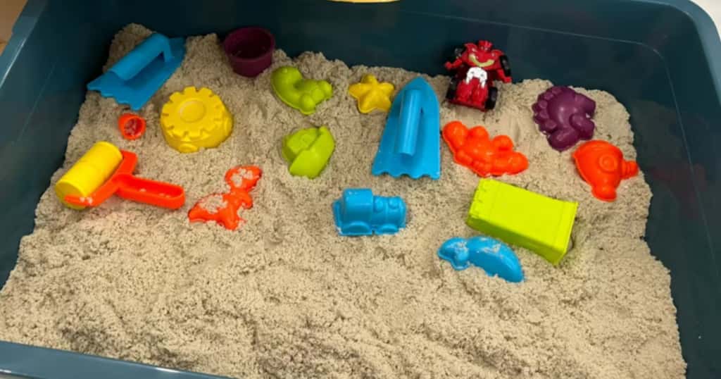 Aufgeräumter kinetischer Sand im Aufbewahrungsbehälter