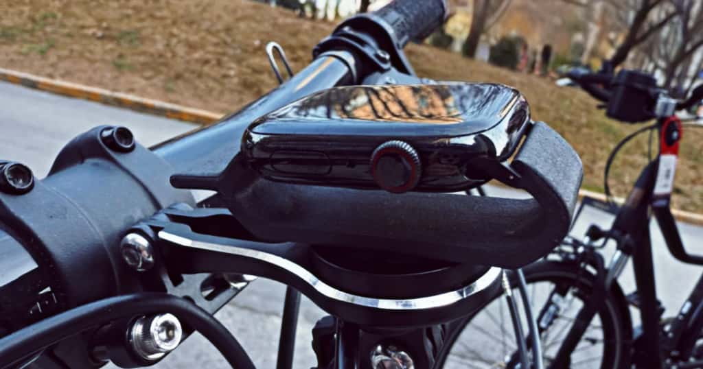 Kerékpárkormányra szerelt Apple Watch, készen áll a kerékpáros edzésre és a teljesítménykövetésre. Ajánlott Apple Watch alkalmazások kerékpározáshoz.jpg