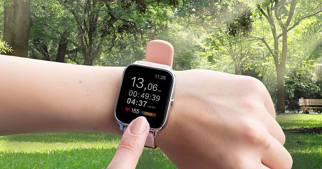 Pelari di taman melihat data jarak, waktu, kecepatan, dan detak jantung di Apple Watch mereka, memamerkan fitur utama jam tangan pintar saat berlari