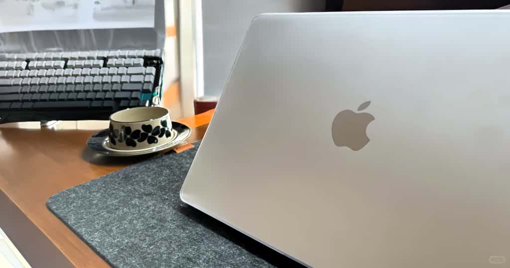 En mi escritorio tengo un MacBook Air, junto a una taza de café. La pregunta sigue en pie ¿merece la pena comprar un MacBook para profesionales