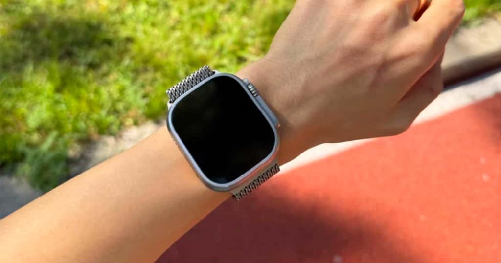 Apple Watch Ultra 3 en la muñeca de un usuario al aire libre, mostrando su diseño resistente y comodidad durante el uso diario y actividades deportivas