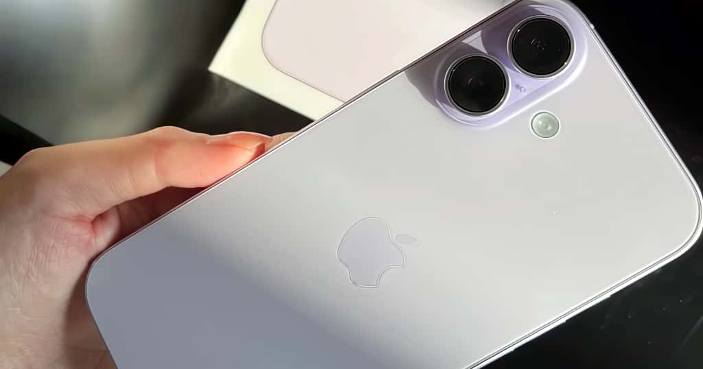 Perbandingan iPhone 15 dan iPhone 17, menunjukkan desain dan pilihan warna dengan fokus pada nilai dan harga