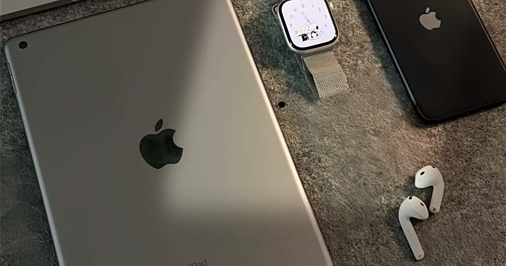 Apple Watch, iPad, iPhone és AirPods egy asztalon – Apple eszközök vásárlása részletfizetéssel és modellek áttekintése