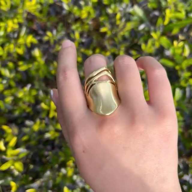 18K Gold-Plated Chunky Band Ring with Flower Mask Design for Women - Fashion Statement Jewelry in Size 7